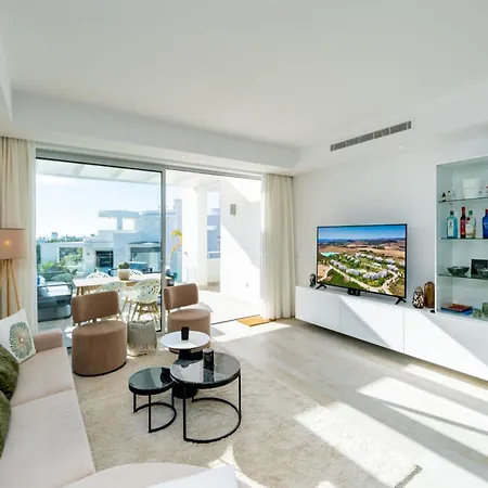 4-guest Stylish Lagoon Lejlighed Estepona